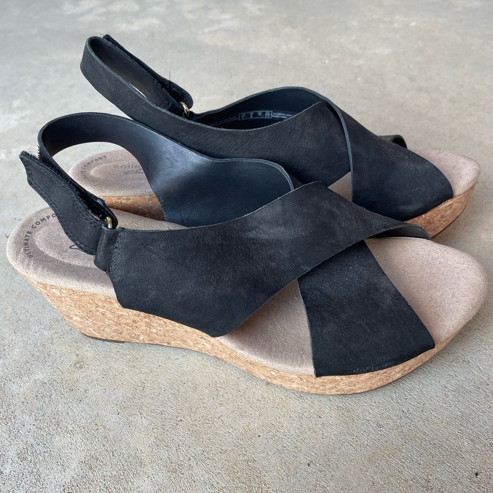 Clarks Womenβs Annadel Eirwyn Nubuck Sandals in Black and Tan, Size 9